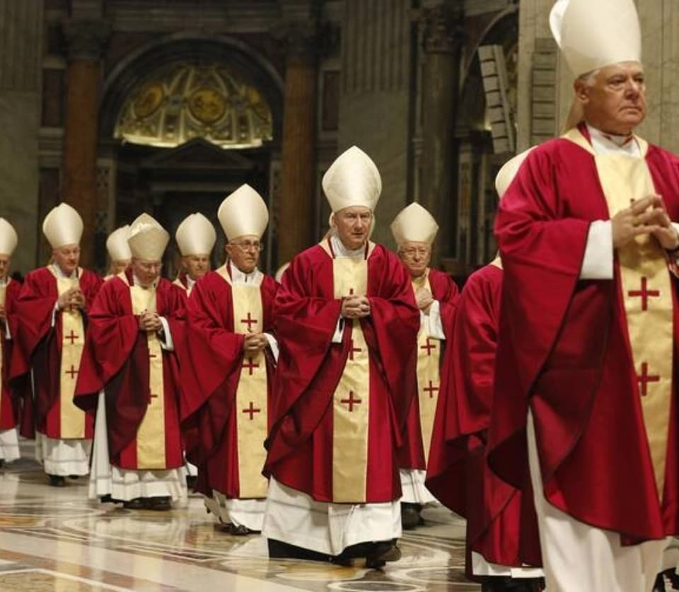 imagem de vários bispos em uma igreja